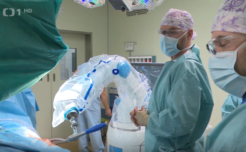 I Česká televize si všimla našich robotických operací kyčle