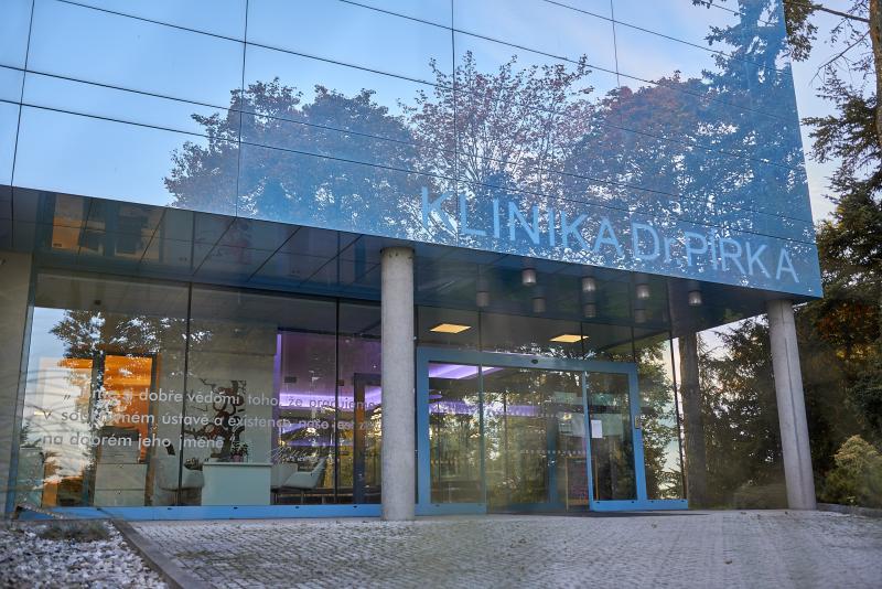 Podepsáno! Penta Hospitals převzala Kliniku Dr. Pírka