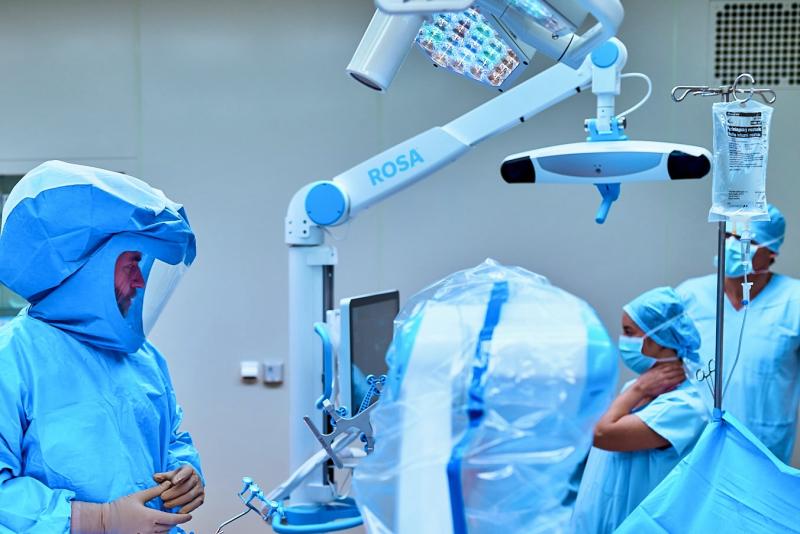 200! Klinika Dr. Pírka oslavila dvou stou operaci s robotickým asistentem